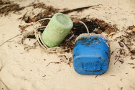 Potentiel IEDs half-buried in sand